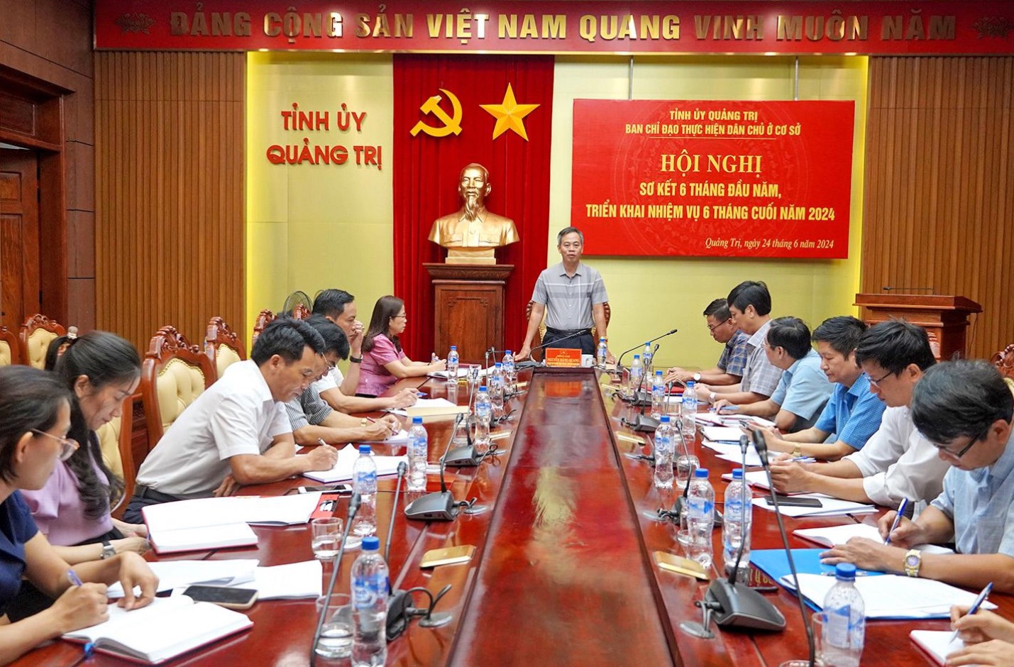 To&amp;agrave;n cảnh hội nghị