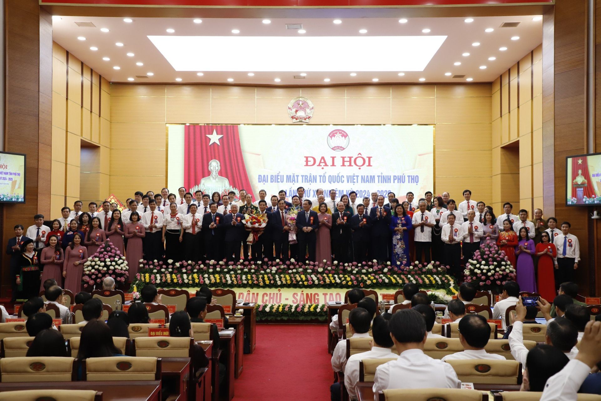 C&amp;aacute;c đại biểu được kiện to&amp;agrave;n trong Ủy vi&amp;ecirc;n Ủy ban MTTQ VN tỉnh ( 2024-2029) chụp ảnh c&amp;ugrave;ng c&amp;aacute;c đồng ch&amp;iacute; l&amp;atilde;nh đạo Ủy ban Trung ương MTTQ Việt Nam