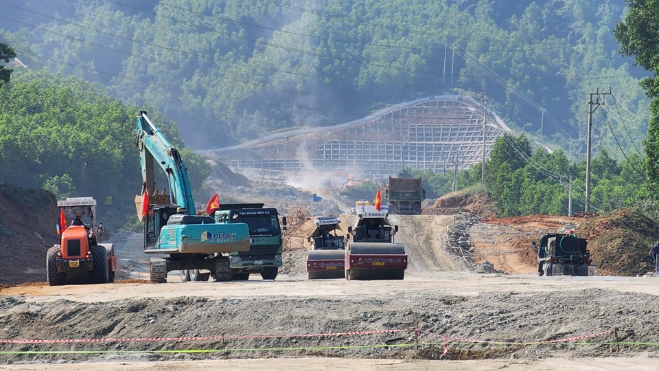 Dự &amp;aacute;n th&amp;agrave;nh phần cao tốc Quảng Ng&amp;atilde;i-Ho&amp;agrave;i Nhơn đoạn qua địa b&amp;agrave;n tỉnh Quảng Ng&amp;atilde;i c&amp;oacute; chiều d&amp;agrave;i tuyến 60,3km đi qua c&amp;aacute;c huyện: Tư Nghĩa, Nghĩa H&amp;agrave;nh, Mộ Đức v&amp;agrave; thị x&amp;atilde; Đức Phổ. Với tổng diện t&amp;iacute;ch mặt bằng cần thu hồi 494 ha