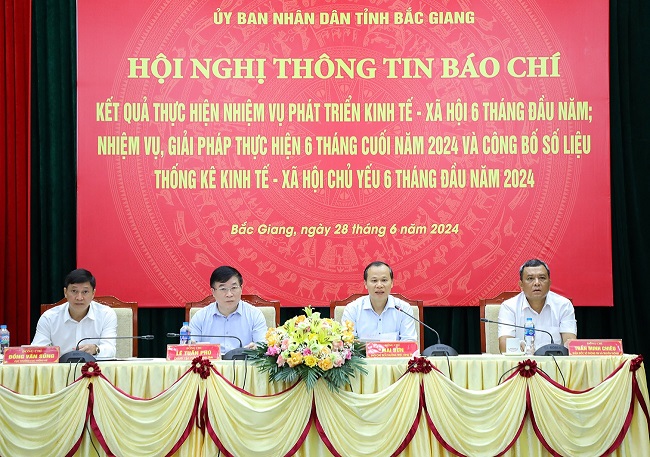 C&amp;aacute;c đại biểu chủ tr&amp;igrave; hội nghị