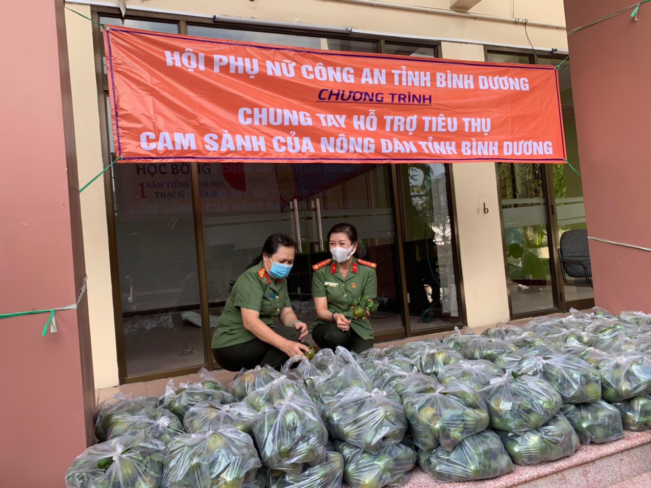 Hội Phụ nữ C&amp;ocirc;ng an tỉnh B&amp;igrave;nh Dương chung tay  hỗ trợ ti&amp;ecirc;u thụ cam s&amp;agrave;nh của n&amp;ocirc;ng d&amp;acirc;n tỉnh B&amp;igrave;nh Dương.
