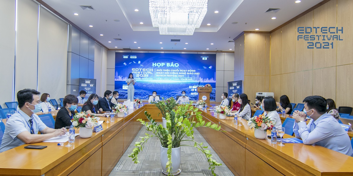 To&amp;agrave;n cảnh buổi họp b&amp;aacute;o