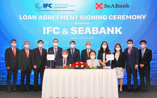 Đại diện IFC v&amp;agrave; SeABank tại lễ k&amp;yacute; hợp đồng t&amp;iacute;n dụng