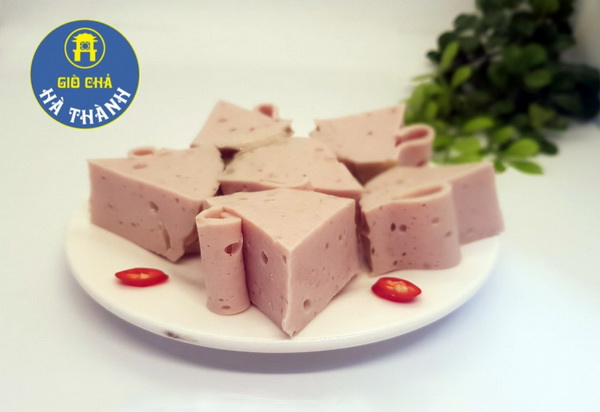 Chính sự công phu trên đã tạo ra những khoanh giò ngon có màu phớt hồng, nhiều lỗ, khi dùng dao cắt mà dao bị xít, dính mặt giò, khó thái chứ không trơn tuột. Giò vừa dai lại giòn, thơm ngon lại bùi, có mùi lá chuối. Chính sự công phu trên đã tạo ra những khoanh giò ngon có màu phớt hồng, nhiều lỗ, khi dùng dao cắt mà dao bị xít, dính mặt giò, khó thái chứ không trơn tuột. Giò vừa dai lại giòn, thơm ngon lại bùi, có mùi lá chuối.