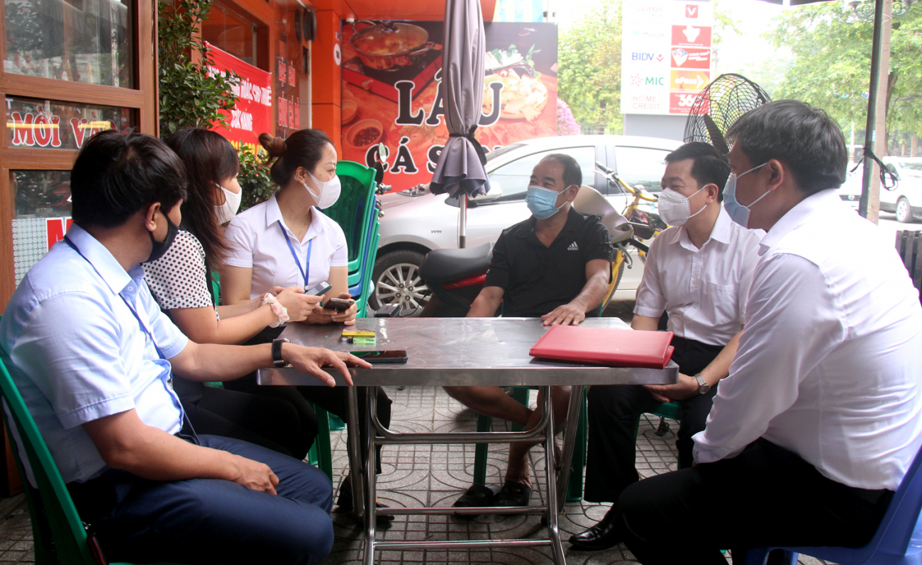 Ban chỉ đạo tổng điều tra kinh tế, điều tra cơ sở h&amp;agrave;nh ch&amp;iacute;nh kiểm tra qu&amp;aacute; tr&amp;igrave;nh thu thập dữ liệu tại cơ sở kinh doanh