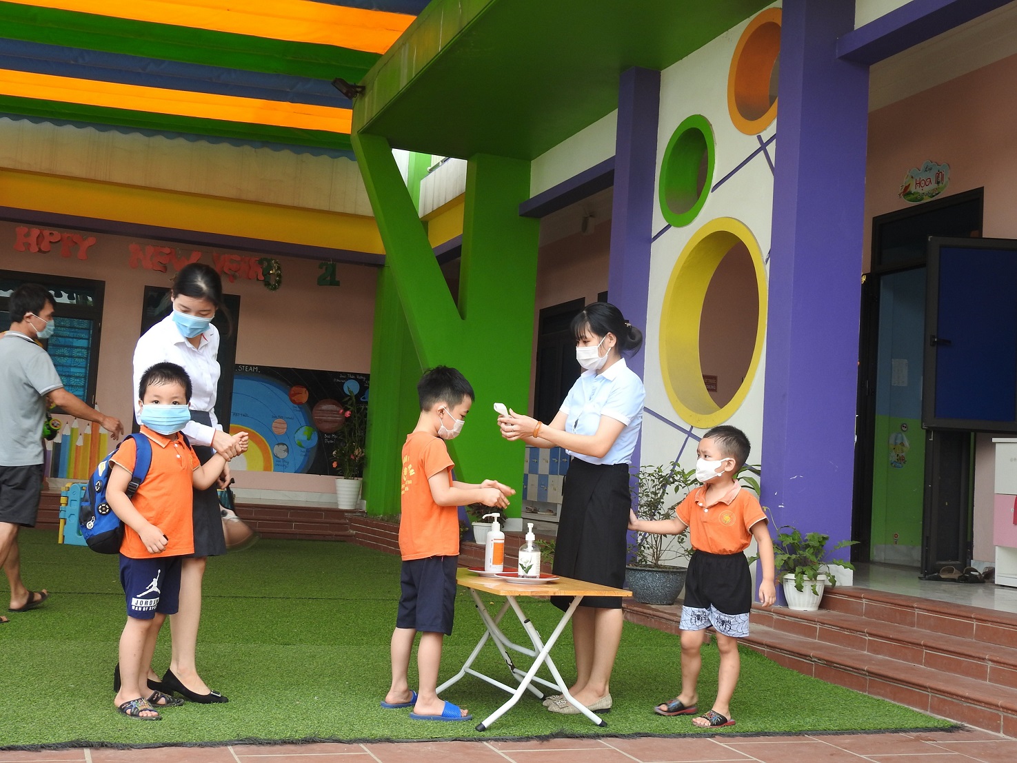 Khử khuẩn khi b&amp;eacute; đến lớp