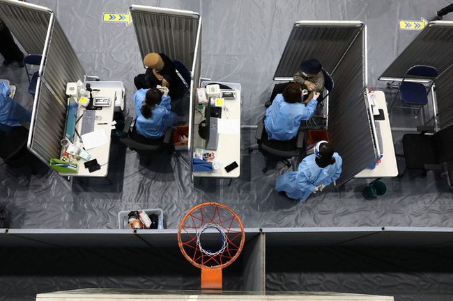 Người dân thủ đô Seoul của Hàn Quốc tham gia tiêm chủng ngừa COVID-19. Ảnh: Reuters. Người dân thủ đô Seoul của Hàn Quốc tham gia tiêm chủng ngừa COVID-19. Ảnh: Reuters.