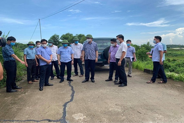 Ph&amp;oacute; Chủ tịch L&amp;ecirc; Đức Giang kiểm tra v&amp;agrave; chỉ đạo khắc phục sự cố nứt mặt đ&amp;ecirc;  s&amp;ocirc;ng Bưởi tr&amp;ecirc;n địa b&amp;agrave;n huyện Vĩnh Lộc