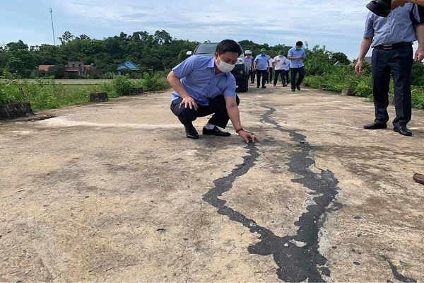 Huyện Vĩnh Lộc đ&amp;atilde; khắc phục hiện tượng mặt đ&amp;ecirc; s&amp;ocirc;ng Bưởi nứt bằng biện ph&amp;aacute;p đổ v&amp;agrave; n&amp;eacute;n vữa xi măng xuống đ&amp;aacute;y khe, sau đ&amp;oacute; rải nhựa đường l&amp;ecirc;n bề mặt