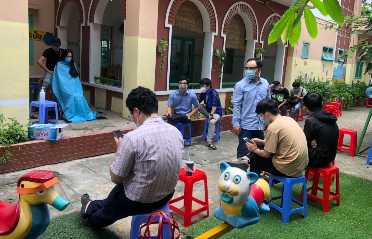 C&amp;aacute;c y b&amp;aacute;c sỹ  của Bệnh viện TP Thủ Đức ngồi chờ cắt t&amp;oacute;c theo đ&amp;uacute;ng quy định chống dịch