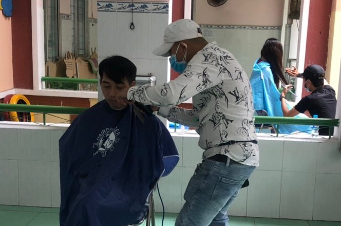 Thợ cắt t&amp;oacute;c c&amp;oacute; kết quả &amp;acirc;m t&amp;iacute;nh với covid-19 mới được đến bệnh viện để cắt t&amp;oacute;c miễn ph&amp;iacute;