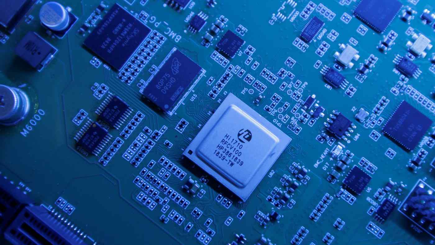 Một chipset Kunpeng 920 do c&amp;ocirc;ng ty con Hisilicon của Huawei thiết kế đang được trưng b&amp;agrave;y tại trụ sở ch&amp;iacute;nh của Huawei ở Th&amp;acirc;m Quyến. &amp;copy; Reuters