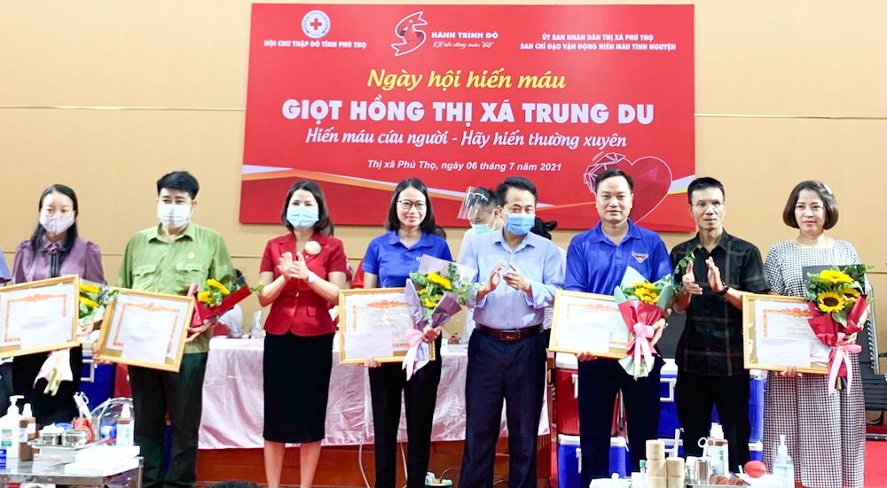 UBND thị x&amp;atilde; Ph&amp;uacute; Thọ trao giấy khen cho c&amp;aacute;c c&amp;aacute; nh&amp;acirc;n c&amp;oacute; th&amp;agrave;nh t&amp;iacute;ch trong c&amp;ocirc;ng t&amp;aacute;c hiến m&amp;aacute;u t&amp;igrave;nh nguyện