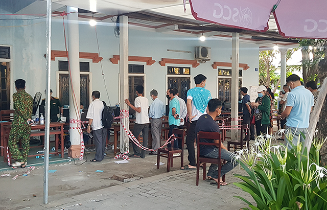Một điểm kiểm so&amp;aacute;t khai b&amp;aacute;o y tế v&amp;agrave; x&amp;eacute;t nghiệm Covid tại Huế.