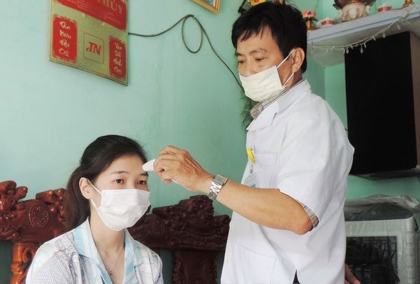 Kiểm tra th&amp;acirc;n nhiệt người d&amp;acirc;n khi c&amp;aacute;ch li y tế tại nh&amp;agrave;