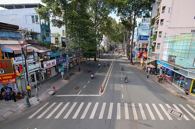 Một đoạn đường tại TP. HCM kh&amp;aacute; vắng vẻ trong những ng&amp;agrave;y th&amp;agrave;nh phố đang chống dịch Covid-19