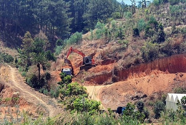 Ngang nhi&amp;ecirc;n san ủi đất tr&amp;aacute;i ph&amp;eacute;p tại x&amp;atilde; T&amp;agrave; Nung, th&amp;agrave;nh phố Đ&amp;agrave; Lạt