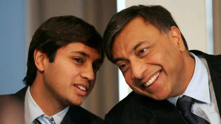 Aditya Mittal, tr&amp;aacute;i, c&amp;ugrave;ng cha, Lakshmi Mittal, v&amp;agrave;o năm 2006. Aditya Mittal hiện l&amp;agrave; Gi&amp;aacute;m đốc điều h&amp;agrave;nh của Arcelormittal trong khi người s&amp;aacute;ng lập Lakshmi Mittal giữ vai tr&amp;ograve; chủ tịch điều h&amp;agrave;nh. &amp;copy; Reuters