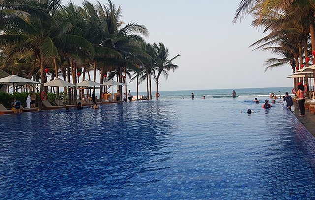 Đ&amp;agrave; Nẵng kh&amp;ocirc;i phục lại hoạt động tắm biển v&amp;agrave; thể thao ngo&amp;agrave;i trời.