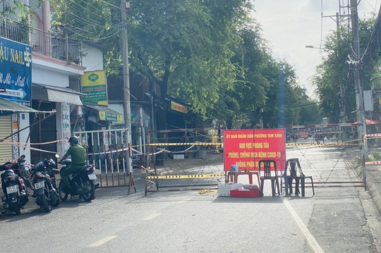 UBND phường Linh Trung phong tỏa 3 ng&amp;agrave;y đối với khu phố 5, v&amp;igrave; ở đ&amp;acirc;y c&amp;oacute; 23 ca dương t&amp;iacute;nh COVID-19