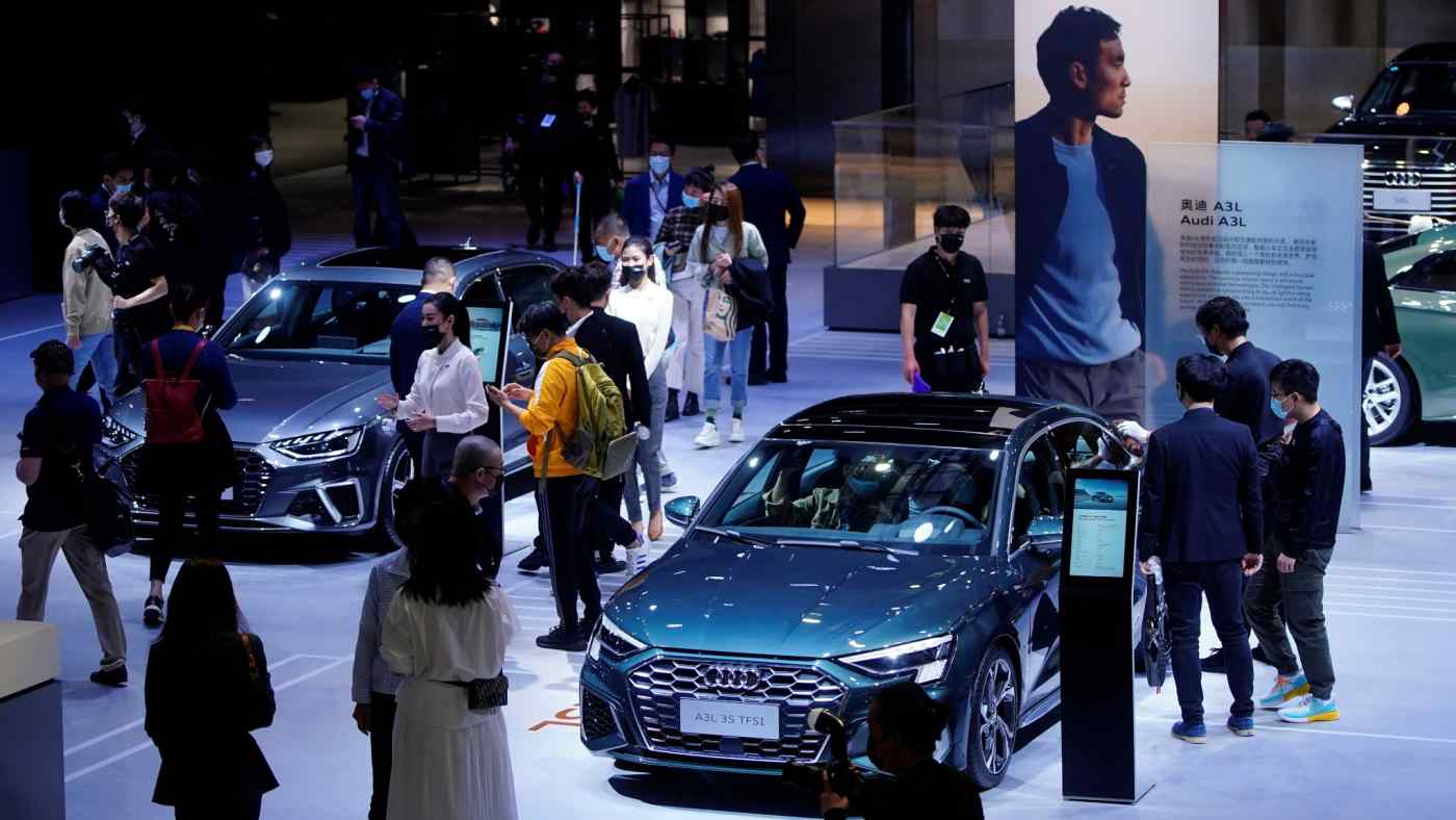 Triển l&amp;atilde;m &amp;ocirc; t&amp;ocirc; Thượng Hải năm 2021. Ảnh: Reuters.
