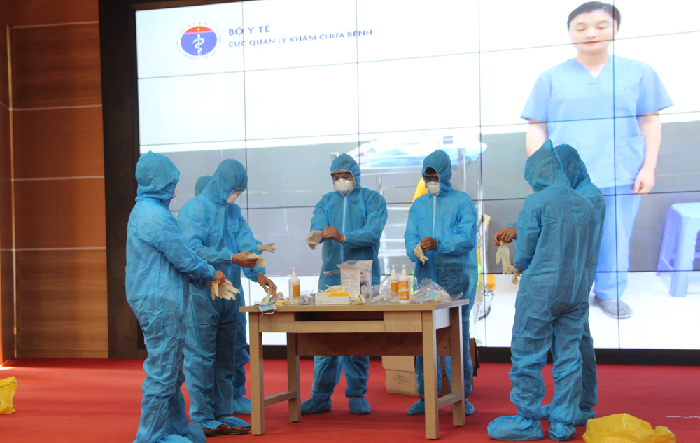 Học viên tại buổi tập huấn thực hành đeo khẩu trang và mặc đồ bảo hộ Học viên tại buổi tập huấn thực hành đeo khẩu trang và mặc đồ bảo hộ