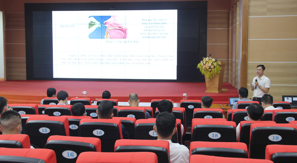 Các học viên nghe lý thuyết các phần việc trong kỹ thuật phòng chống dịch Các học viên nghe lý thuyết các phần việc trong kỹ thuật phòng chống dịch