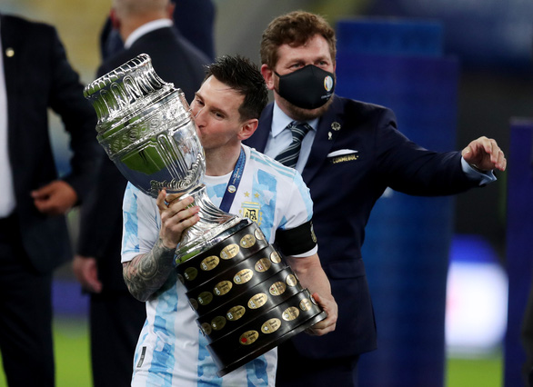 Messi n&amp;acirc;ng c&amp;uacute;p v&amp;ocirc; địch Copa America - Danh hiệu đầu ti&amp;ecirc;n trong m&amp;agrave;u &amp;aacute;o đội tuyển quốc gia
