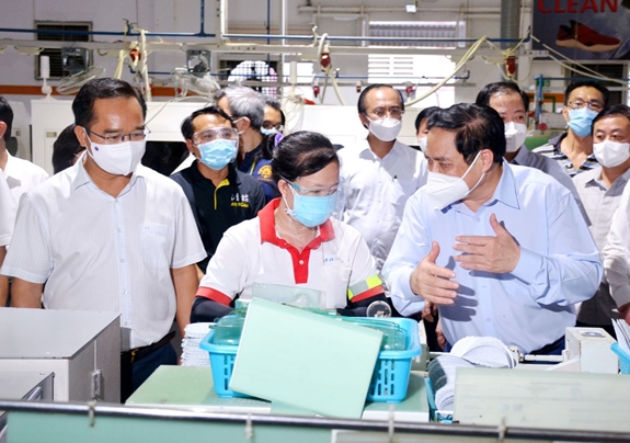 hủ tướng Ch&amp;iacute;nh phủ Phạm Minh Ch&amp;iacute;nh thăm, động vi&amp;ecirc;n người lao động tại Long An chiều ng&amp;agrave;y 10-7. Ảnh: KI&amp;Ecirc;N ĐỊNH.