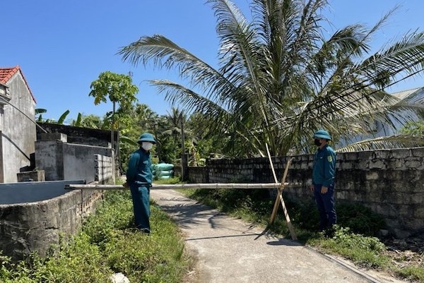 Phong toả 3 hộ gia đ&amp;igrave;nh b&amp;ecirc;n cạnh nh&amp;agrave; bệnh nh&amp;acirc;n nhiễm Sars- Cov2 tại x&amp;atilde; Quảng Long
