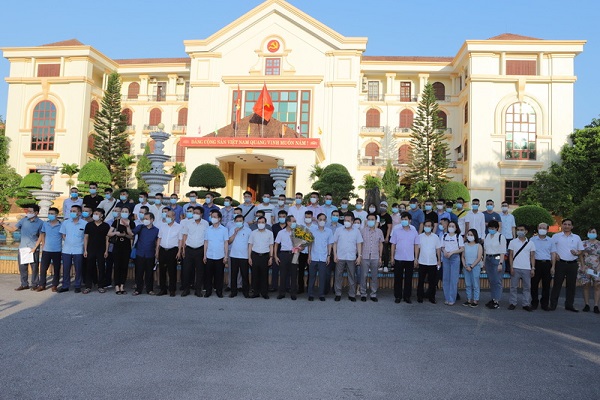 L&amp;atilde;nh đạo tỉnh Thanh H&amp;oacute;a tặng hoa ch&amp;uacute;c mừng đo&amp;agrave;n c&amp;aacute;n bộ y tế trước giờ l&amp;ecirc;n đường v&amp;agrave;o TP Hồ Ch&amp;iacute; Minh.