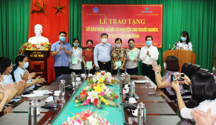 L&amp;atilde;nh đạo BHXH Ph&amp;uacute; Thọ, Đảng ủy kh&amp;ocirc;i c&amp;aacute;c cơ quan tỉnh, Vietcombank chi nh&amp;aacute;nh Ph&amp;uacute; Thọ trao sổ BHXH cho c&amp;aacute;c hộ ngh&amp;egrave;o