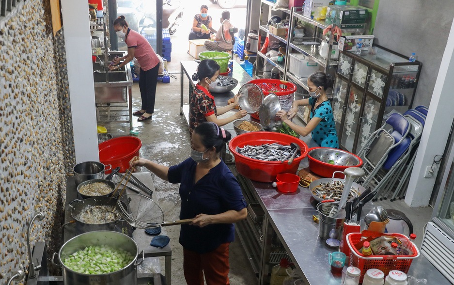 C&amp;ocirc;ng việc bắt đầu h&amp;agrave;ng ng&amp;agrave;y từ l&amp;uacute;c 7h, khoảng 20 người bắt đầu nấu nướng tại căn nh&amp;agrave; ở phường Hiệp B&amp;igrave;nh Ch&amp;aacute;nh (TP Thủ Đức)