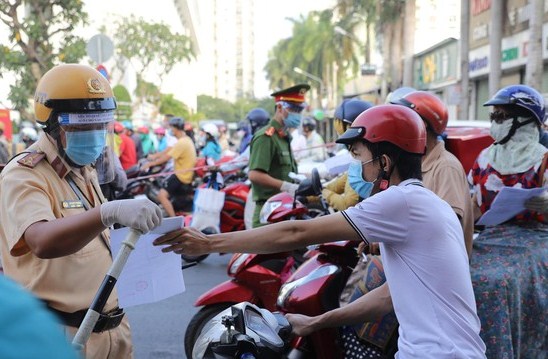 Lực lượng chức năng tuần tra lưu động để xử l&amp;yacute; người vi phạm