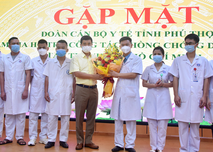 Ph&amp;oacute; chủ tịch UBND tỉnh Ph&amp;uacute; Thọ tặng hoa v&amp;agrave; động vi&amp;ecirc;n đo&amp;agrave;n c&amp;ocirc;ng t&amp;aacute;c