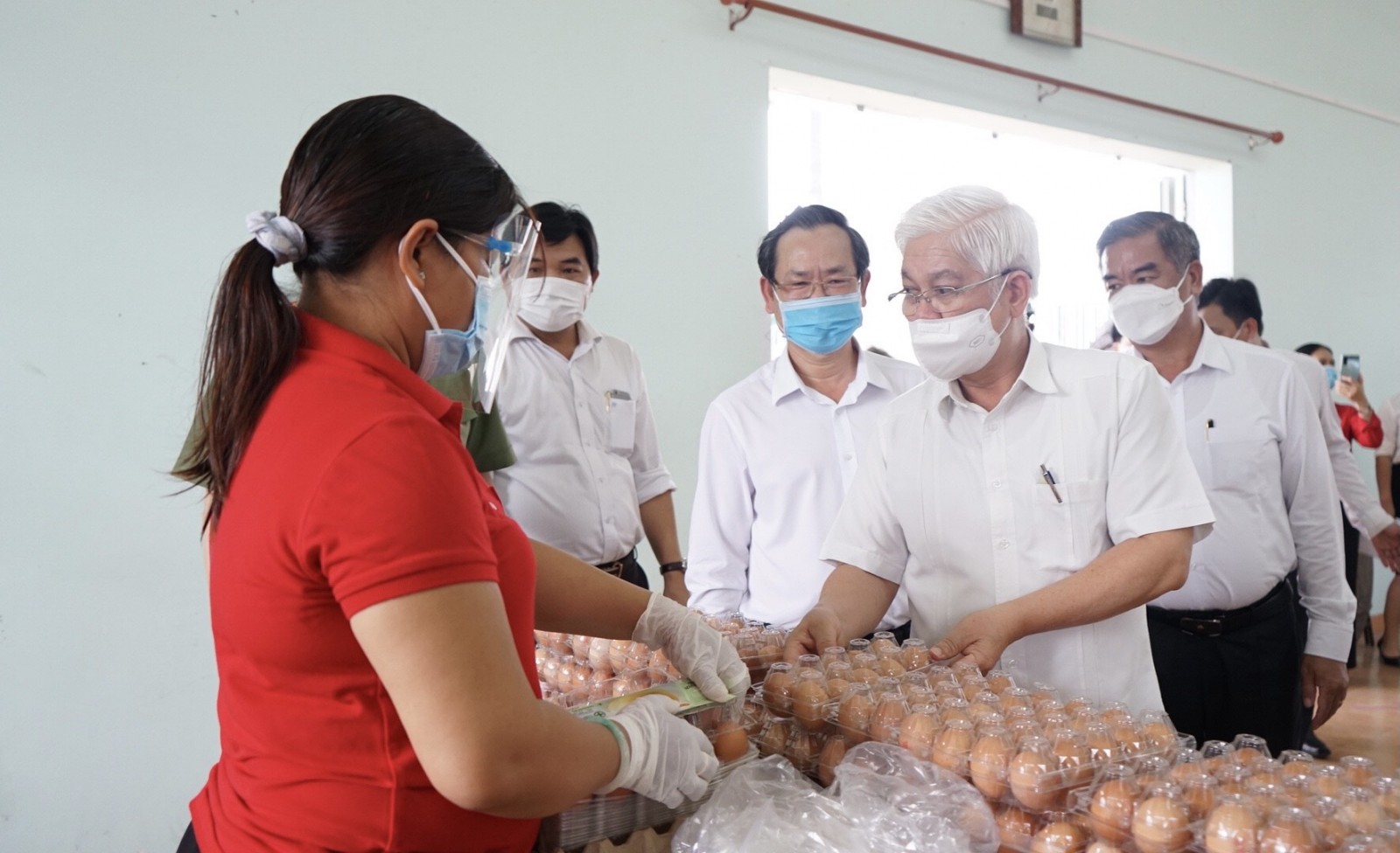 Ông Nguyễn Văn Lợi, Bí thư Tỉnh uỷ Bình Dương kiểm tra việc cung ứng nhu yếu phẩm cho người dân tại điểm cứu trợ khẩn cấp tại thị xã Tân Uyên Ông Nguyễn Văn Lợi, Bí thư Tỉnh uỷ Bình Dương kiểm tra việc cung ứng nhu yếu phẩm cho người dân tại điểm cứu trợ khẩn cấp tại thị xã Tân Uyên