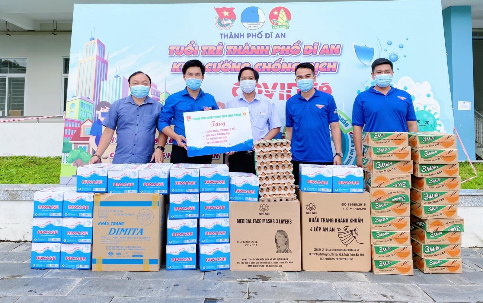 Đội Thanh niên xung phong tỉnh tỉnh trao hỗ trợ cho Thành đoàn Dĩ An để phục vụ công tác phòng, chống dịch bệnh Covid-19.( Ảnh: Như Ý) Đội Thanh niên xung phong tỉnh tỉnh trao hỗ trợ cho Thành đoàn Dĩ An để phục vụ công tác phòng, chống dịch bệnh Covid-19.( Ảnh: Như Ý)