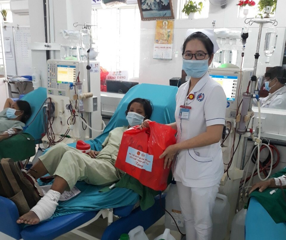 Nhiều bệnh nhân chạy thận tại Bệnh viện Đa khoa tỉnh đã được nhận những phần quà hỗ trợ. (Ảnh: N.Như) Nhiều bệnh nhân chạy thận tại Bệnh viện Đa khoa tỉnh đã được nhận những phần quà hỗ trợ. (Ảnh: N.Như)
