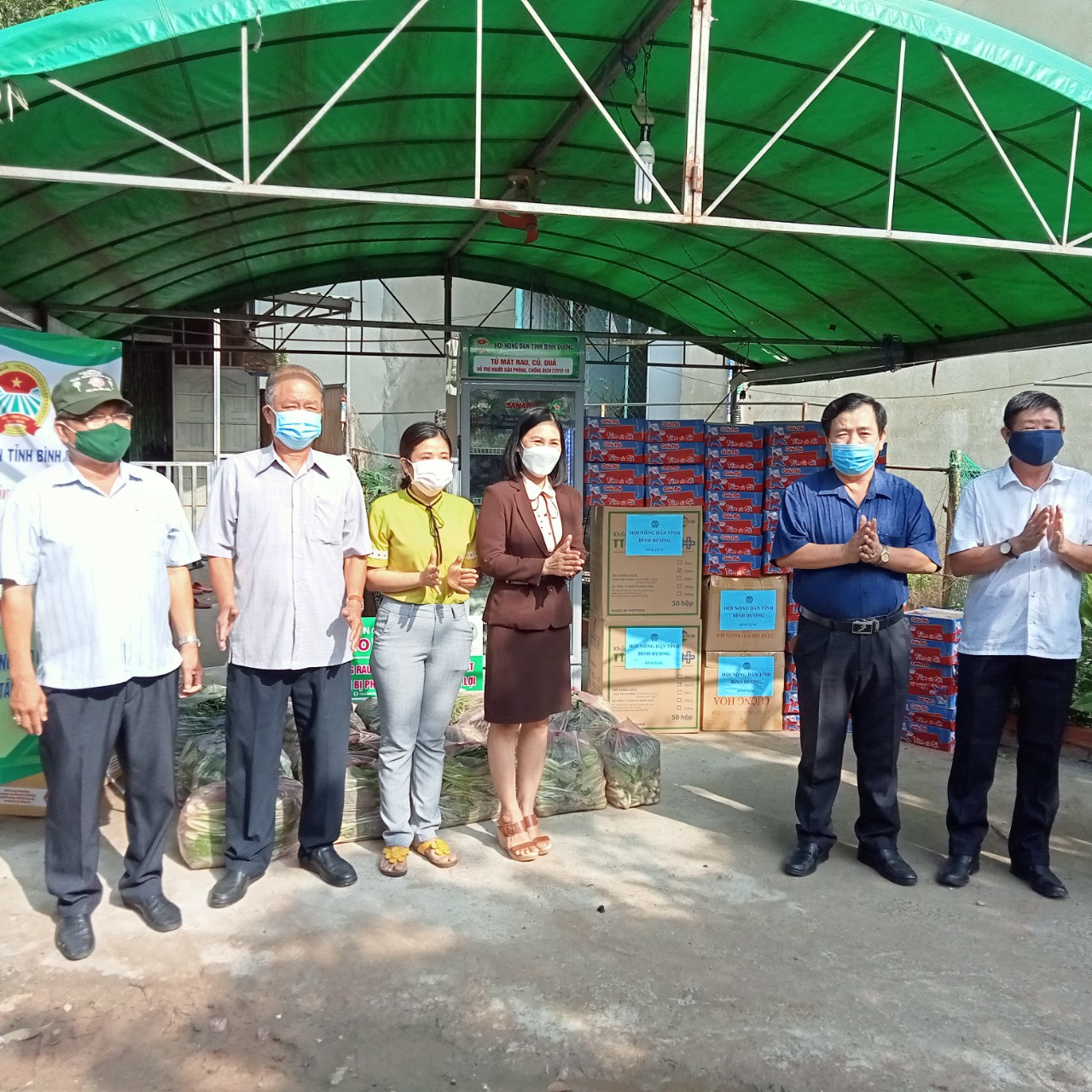Đồng chí Phạm Văn Lời – Phó Chủ tịch thường trực HND tỉnh trao nhu yếu phẩm, tủ mát cho Ban Chỉ đạo phòng chống dịch Covid – 19 thị xã Bến Cát Đồng chí Phạm Văn Lời – Phó Chủ tịch thường trực HND tỉnh trao nhu yếu phẩm, tủ mát cho Ban Chỉ đạo phòng chống dịch Covid – 19 thị xã Bến Cát