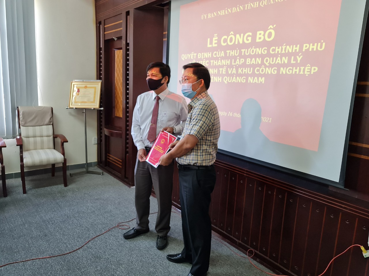 Thừa ủy quyền của Thủ tướng Ch&amp;iacute;nh phủ, Chủ tịch UBND tỉnh L&amp;ecirc; Tr&amp;iacute; Thanh trao Quyết định  th&amp;agrave;nh lập Ban Quản l&amp;yacute; c&amp;aacute;c Khu kinh tế v&amp;agrave; Khu c&amp;ocirc;ng nghiệp tỉnh Quảng Nam