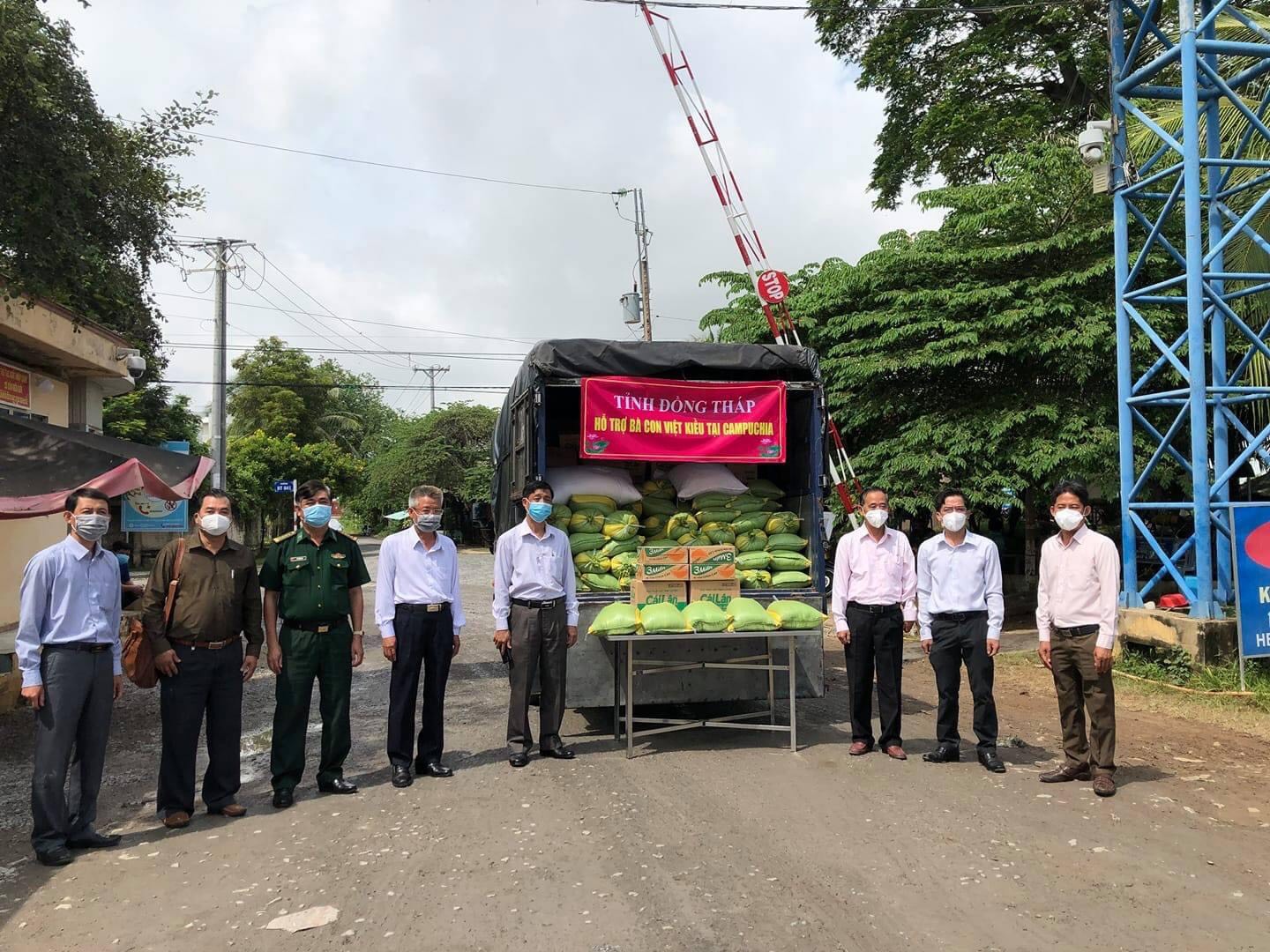 Tổng trị gi&amp;aacute; qu&amp;agrave; tặng l&amp;agrave; 150 triệu đồng, từ nguồn Quỹ ph&amp;ograve;ng, chống Covid-19 do Ủy ban Mặt trận Tổ quốc tỉnh vận động.