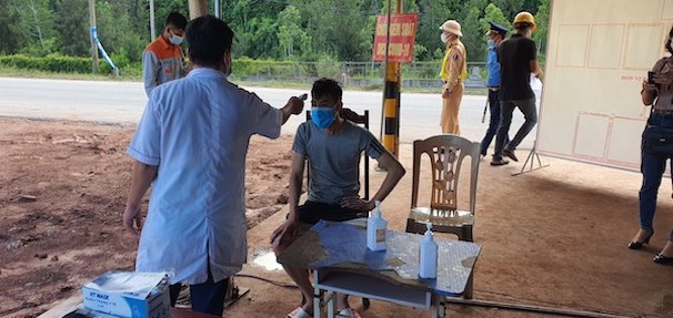 Kiếm so&amp;aacute;t chặt chẽ người v&amp;agrave; phương tiện ra v&amp;agrave;o Thị x&amp;atilde; Nghi Sơn tr&amp;ecirc;n chốt ph&amp;ograve;ng chống dịch thuộc địa phận x&amp;atilde; Hải H&amp;agrave;