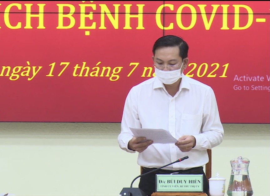 B&amp;iacute; thư Thị uỷ Bến C&amp;aacute;t B&amp;ugrave;i Duy Hiển b&amp;aacute;o c&amp;aacute;o c&amp;ocirc;ng t&amp;aacute;c ph&amp;ograve;ng chống dịch, bệnh tr&amp;ecirc;n địa b&amp;agrave;n