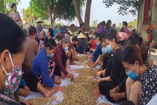 Nh&amp;acirc;n d&amp;acirc;n TP Sầm Sơn b&amp;oacute;c lạc ủng hộ b&amp;agrave; con Nh&amp;acirc;n d&amp;acirc;n TP Hồ Ch&amp;iacute; Minh để hưởng ứng tuần lễ