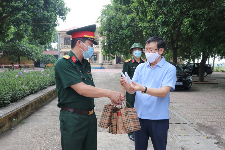 Chủ tịch UBND tỉnh L&amp;ecirc; Duy Th&amp;agrave;nh tặng nước s&amp;aacute;t khuẩn tay cho lực lượng tuyến đầu chống dịch huyện Vĩnh Tường.
