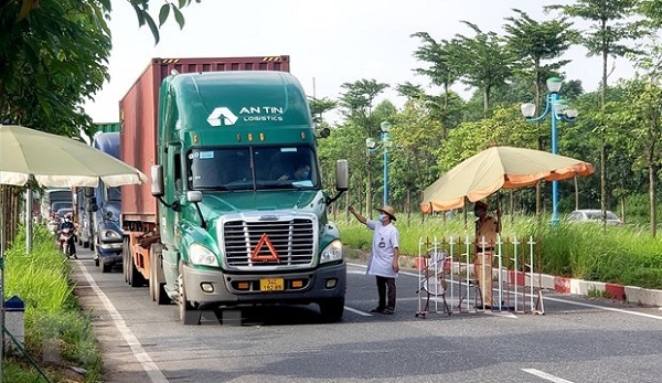 Bộ trưởng Bộ Giao th&amp;ocirc;ng Vận tải Nguyễn Văn Thể đề nghị c&amp;aacute;c tỉnh, th&amp;agrave;nh &amp;aacute;p dụng Chỉ thị 15 v&amp;agrave; 16 của Ch&amp;iacute;nh phủ cần r&amp;agrave; so&amp;aacute;t lại luồng xanh. Trong trường hợp c&amp;aacute;c đường xanh qu&amp;aacute; tải c&amp;oacute; thể trao đổi để th&amp;agrave;nh lập th&amp;ecirc;m đường xanh để giải tỏa &amp;aacute;ch tắc, &amp;ugrave;n ứ