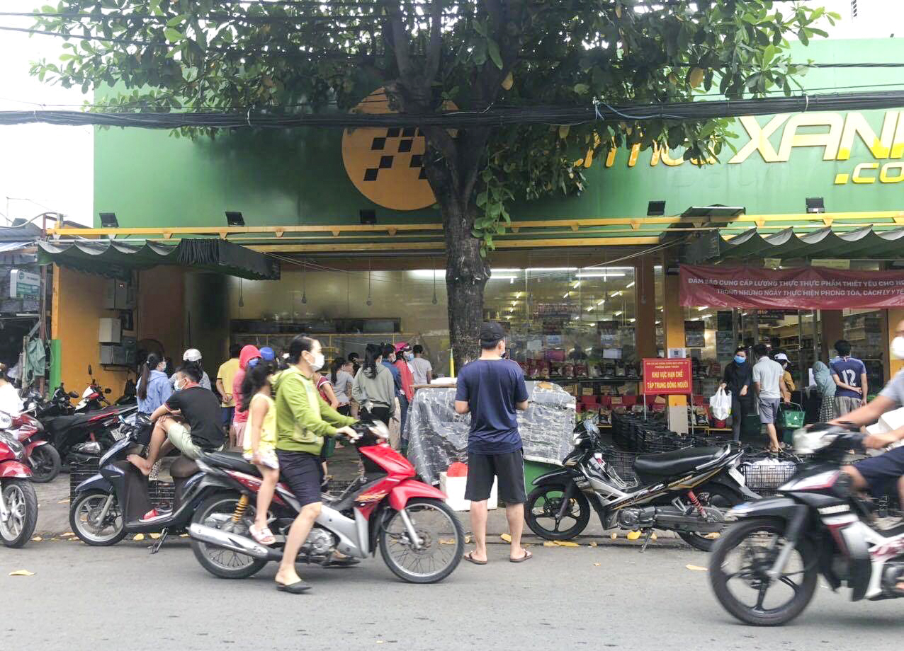 BHX đang đứng sau Co.op Food v&amp;agrave; SatraFoods, chiếm 10% thị phần h&amp;agrave;ng ti&amp;ecirc;u d&amp;ugrave;ng nhanh tại khu vực th&amp;agrave;nh thị n&amp;oacute;i chung v&amp;agrave; 20% tại TP.HCM n&amp;oacute;i ri&amp;ecirc;ng.