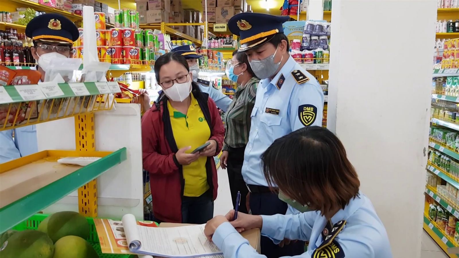 S&amp;aacute;ng ng&amp;agrave;y 17/7/2021, Cục Quản l&amp;yacute; thị trường tỉnh S&amp;oacute;c Trăng đ&amp;atilde; lập bi&amp;ecirc;n bản cửa h&amp;agrave;ng BHX  do b&amp;aacute;n một số mặt h&amp;agrave;ng cao hơn gi&amp;aacute; ni&amp;ecirc;m yết.
