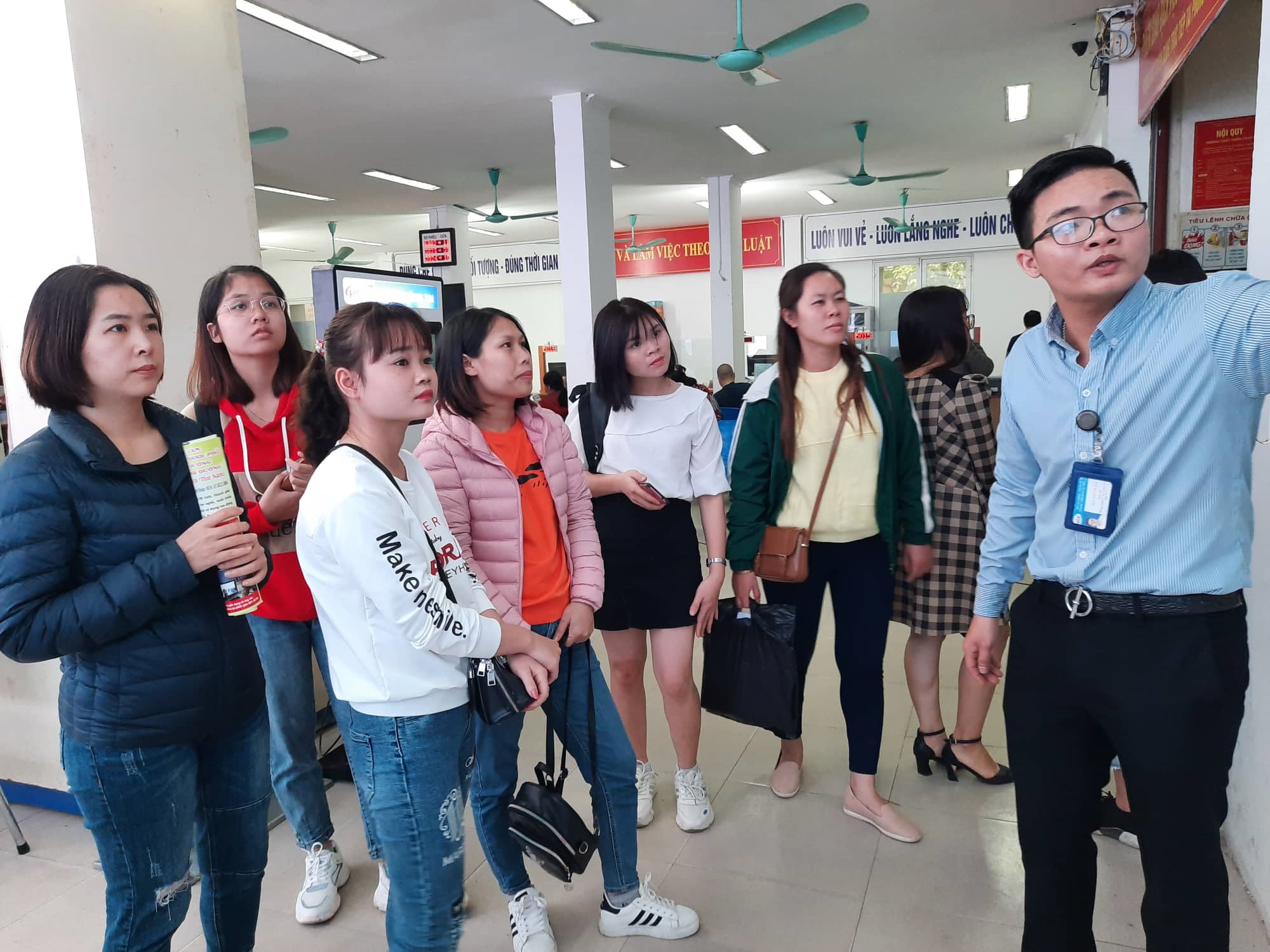 Người lao động tham gia phi&amp;ecirc;n giao dịch việc l&amp;agrave;m tại H&amp;agrave; Nội. Ảnh - Thu Hiền.