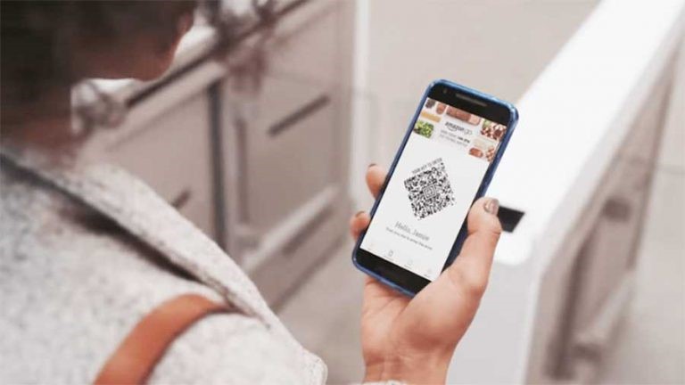 Người d&amp;acirc;n sử dụng ứng dụng QR Code để mua h&amp;agrave;ng, giảm thiểu việc tiếp x&amp;uacute;c tại phi&amp;ecirc;n chợ &amp;ldquo;0 đồng&amp;rdquo;. (Ảnh: minh hoạ)